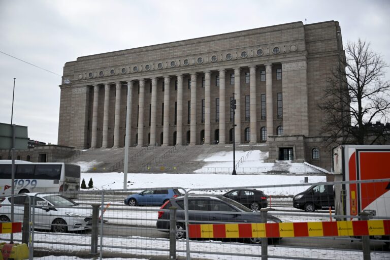 Eduskunnan virkamiestä epäillään tietosuojarikoksesta