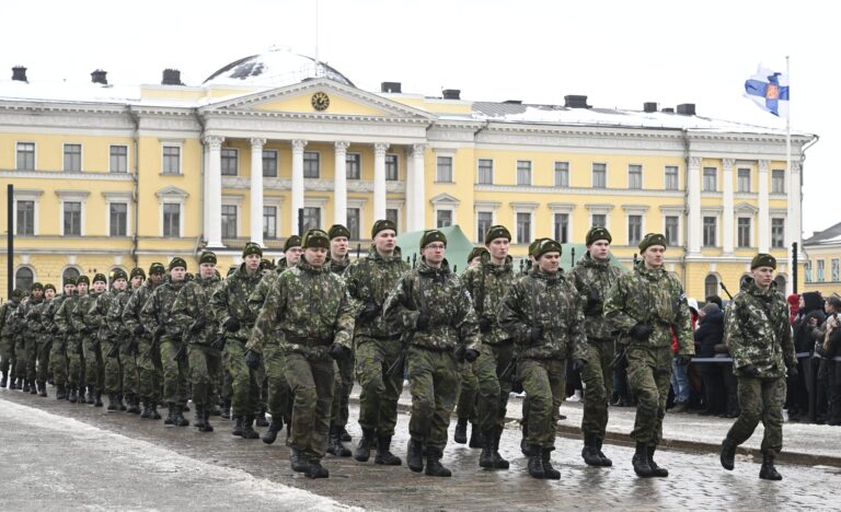 Sotilasvalatilaisuus Senaatintorilla - varusmies