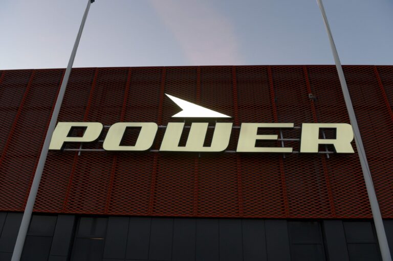 Jonottajia maanantaina avattavan Power-liikkeen edessä su-iltana