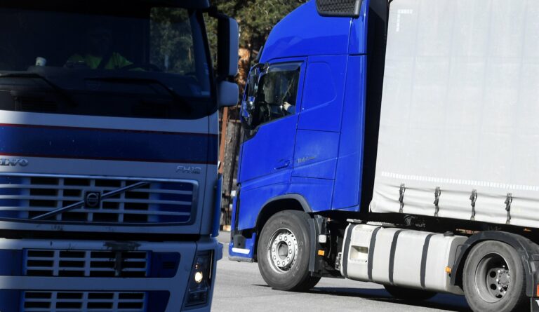 Rekka tulee Länsiväylältä Ruoholahteen