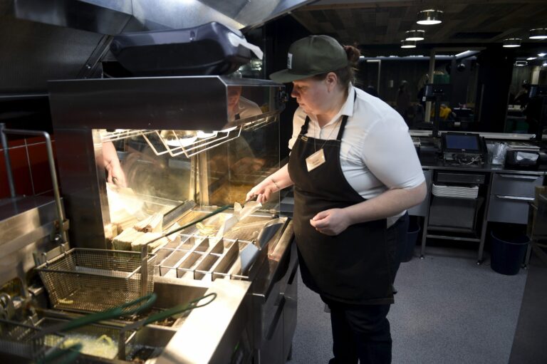 Hesburgerin jätteellä ja ylijäämämateriaalilla sisustettu ravintola