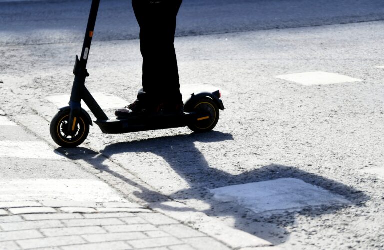 Poliisi valvoo suojattomien tienkäyttäjien liikennekäyttäytymistä ja turvallisuutta liikenteessä