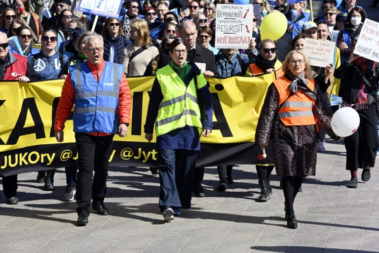 Palkkapäivä-mielensoitus Helsingissä