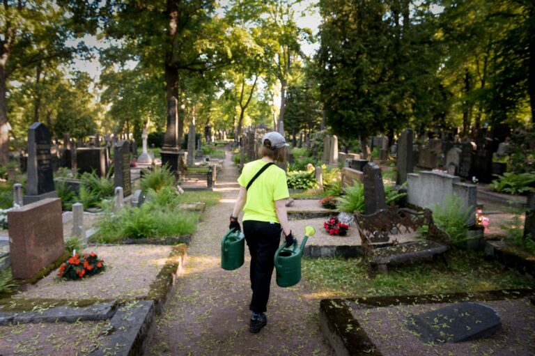 Kesätyöntekijä Hietaniemen hautausmaalla