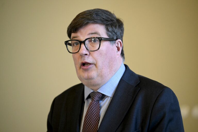 Työministeri Satonen järjestää työmarkkinamalliin liittyvän tiedotustilaisuuden Eduskunnan valtiosalissa