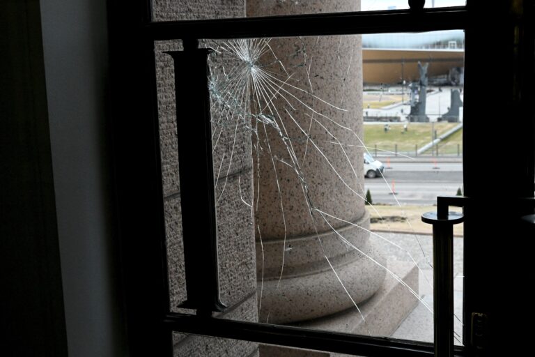 Rikottu Eduskuntatalon pääsisäänkäynnin ikkuna