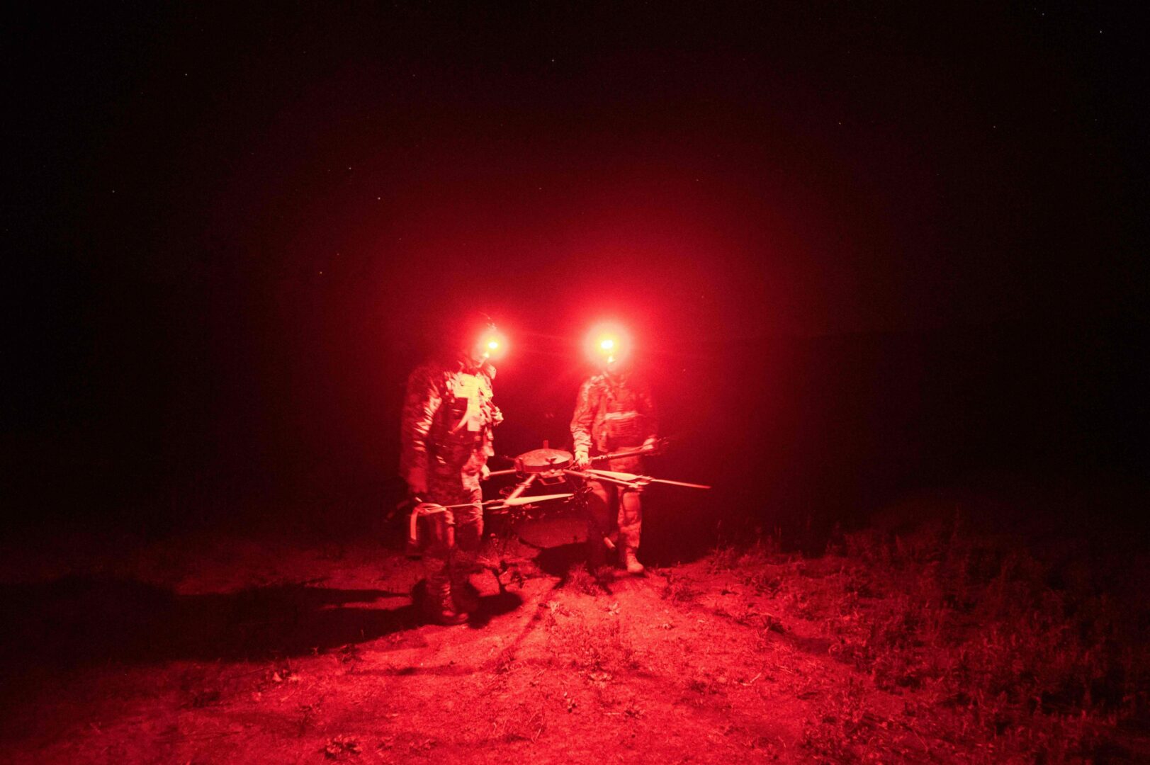 Kaksi Ukrainan 92. erillisen rynnäkköprikaatin sotilasta Vampire-heksakopterin kanssa.