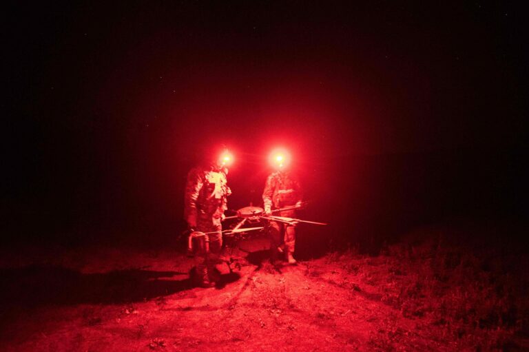 Kaksi Ukrainan 92. erillisen rynnäkköprikaatin sotilasta Vampire-heksakopterin kanssa.