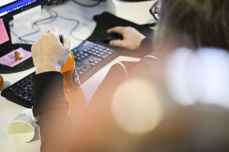 KUVITUSTA STT Alkoholin riskikäytön vaikutuksia saatetaan laittaa työpaikoilla väsymyksen piikkiin, sanoo työelämäasiantuntija 