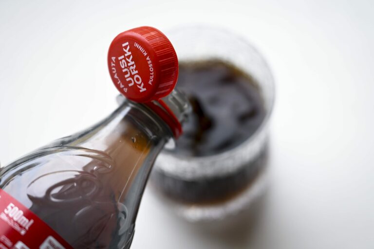 Muovipullon irtoamaton korkki