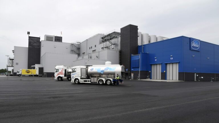 Valion Riihimäen välipalatehtaan avajaiset