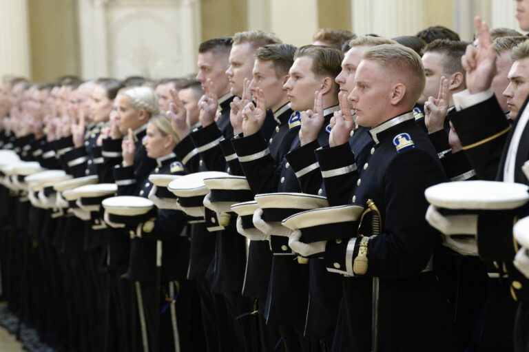 Tasavallan presidentti Sauli Niinistö ylentää valmistuvat kadetit luutnanteiksi