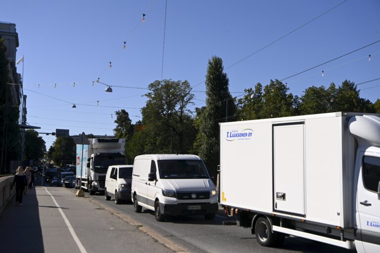 Nosturionnettomuus ruuhkautti liikenteen Helsingissä aamupäivällä