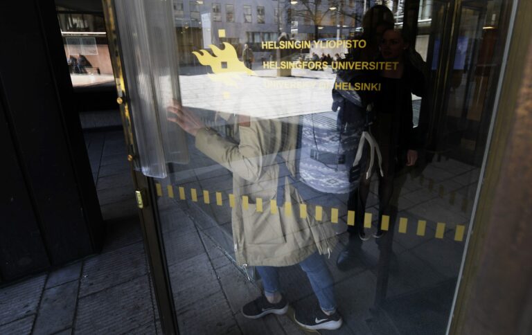 Opiskelijoita Helsingin yliopistolla