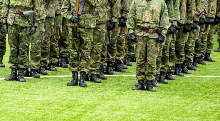 Puolustusvoimain lippujuhlan päivän paraati Rovaniemellä