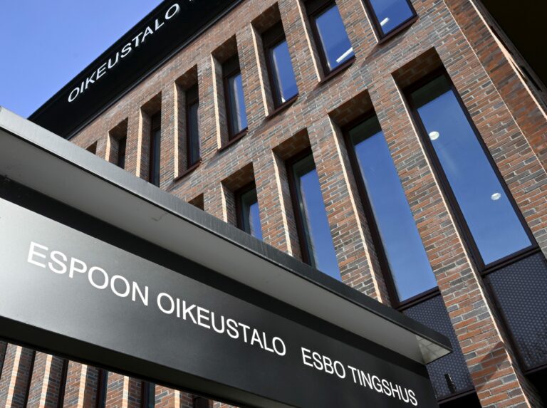 Vartijoiden kiinnipitämä nainen kuoli kauppakeskus Isossa Omenassa Espoossa, kuudelle syyte kuolemantuottamuksesta - käräjillä