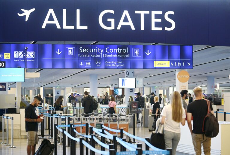 Muuttunut EU-määräys voimaan tänään Helsinki-Vantaan turvatarkastuksissa - vaikuttaa matkustajien käsimatkatavaroihin