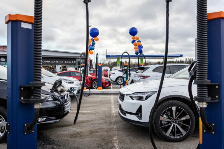 Suomen suurimman sähköautojen suurteholatauskentän avajaiset
