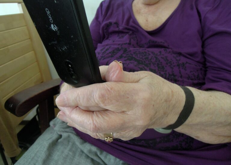 Vanhus ja kännykkä