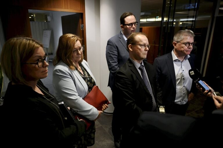 Työnantajaliittojen ja palkansaajakeskusjärjestöjen määrä keskustella uudesta työmarkkinamallista