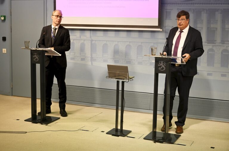 Työministeri Arto Satonen infoilee