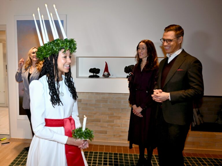 Presidentti Stubb ja Suzanne Innes-Stubb vastaanottavat perinteiset joulutervehdykset