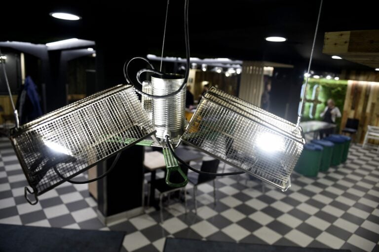 Hesburgerin jätteellä ja ylijäämämateriaalilla sisustettu ravintola