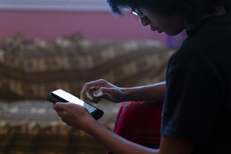 Koululainen ja kännykkä