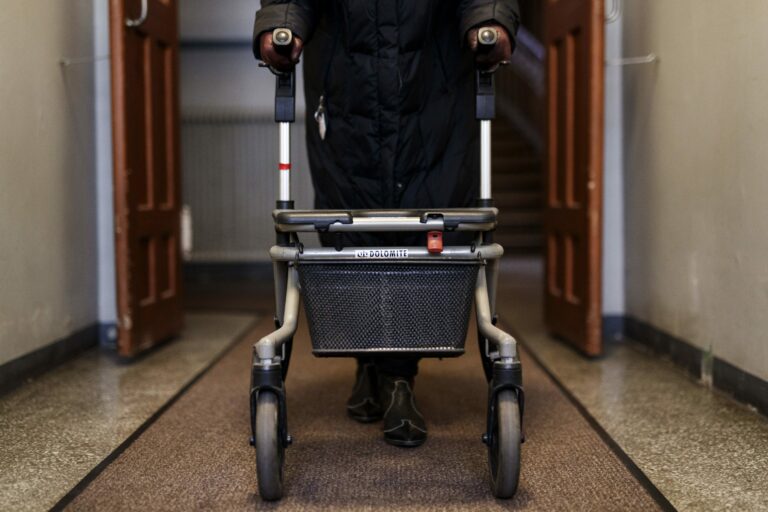 Vanhus kävelee rollaattorin avulla