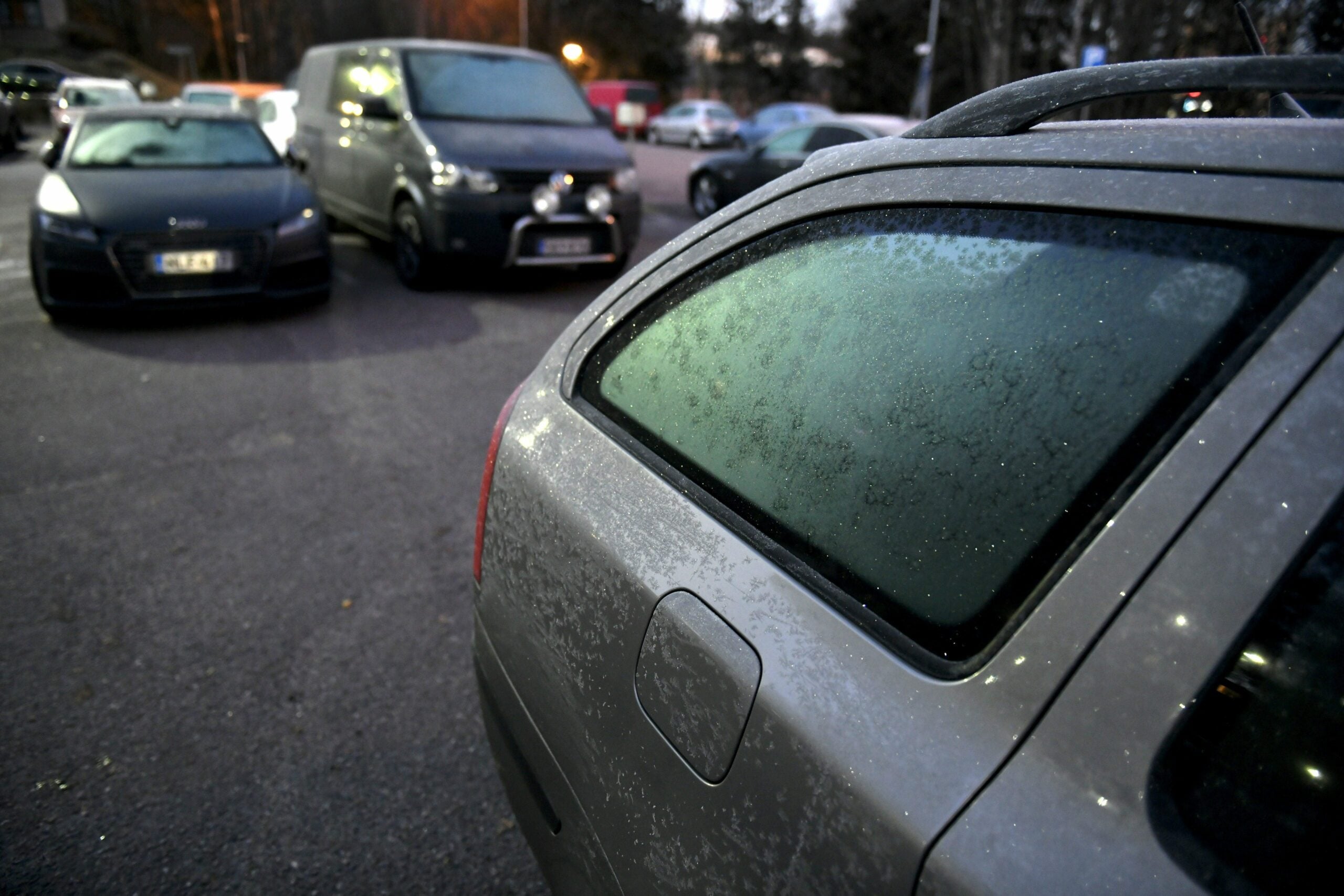 Parkkipaikkojen vähäisyys kiusaa suomalaisia