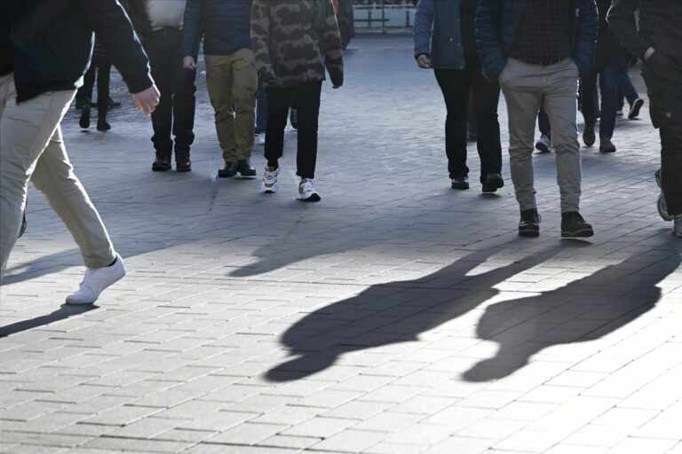 Ihmisiä kaupungilla