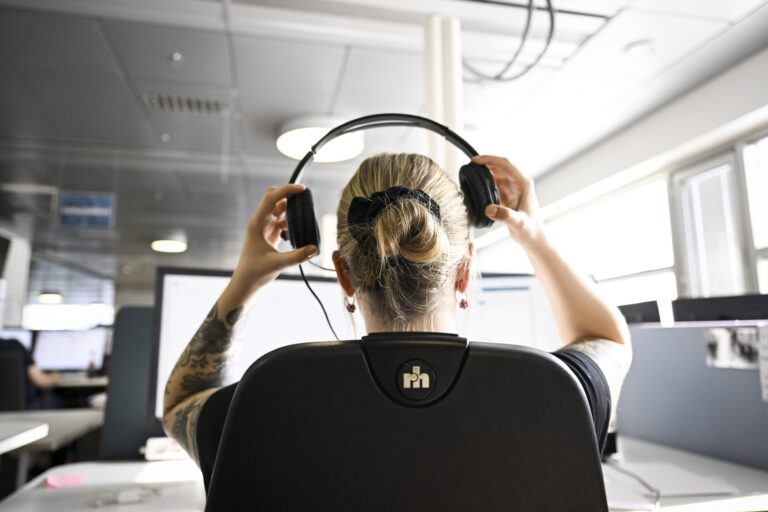 Työntekijä toimistolla