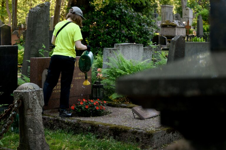 Kesätyöntekijä Hietaniemen hautausmaalla