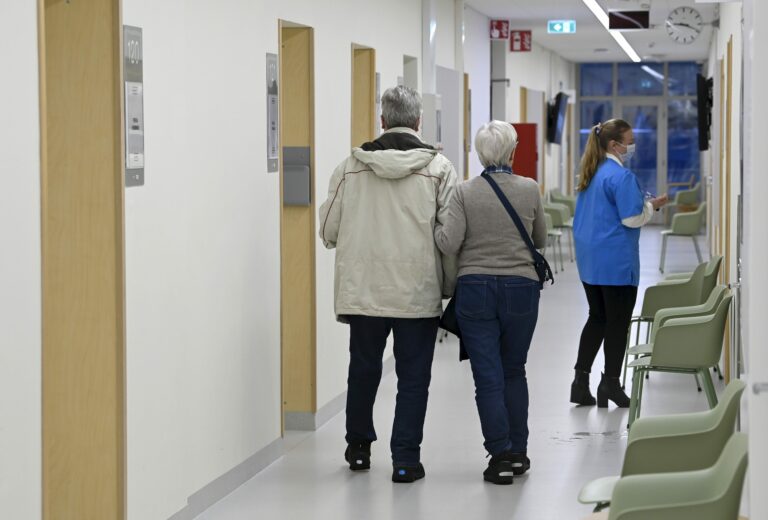 Asiakkaita terveysasemalla