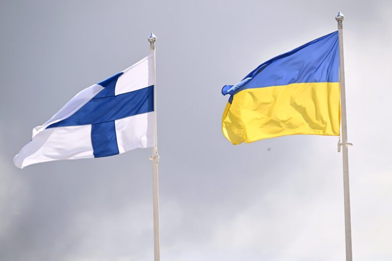 Turvajärjestelyjä Kauppatorin ja Presidentinlinnan läheisyydessä