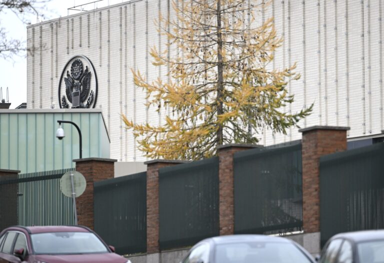 Helsingin USA:n suurlähetystöllä kuuluu pauketta perjantaina