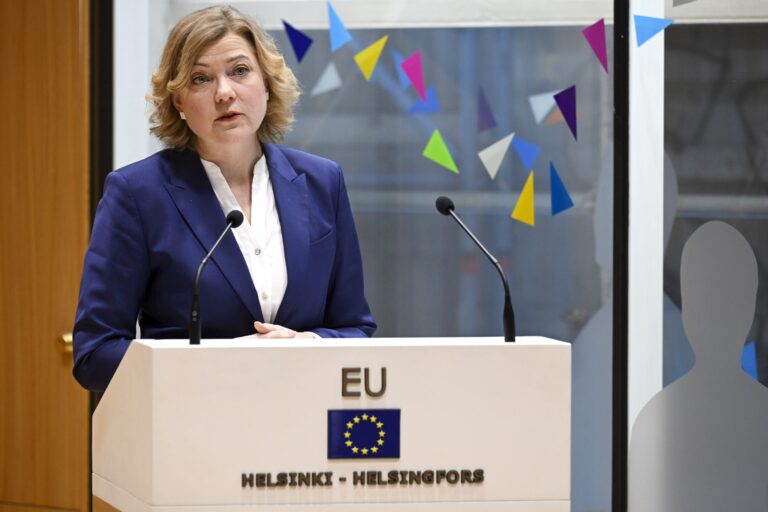 Komissaari Henna Virkkunen Politiikan toimittajien yhdistyksen vieraana