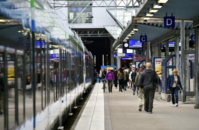 Lähijunaliikenteessä alkavat poikkeukset Helsingin ratapihan parannustöiden vuoksi