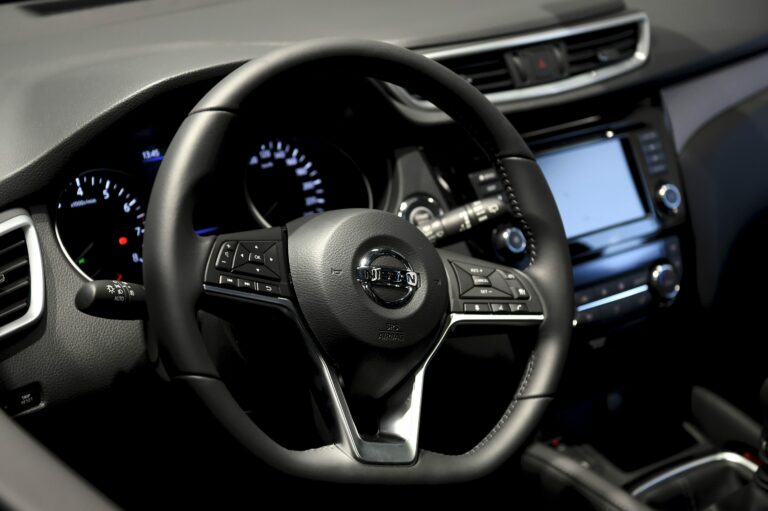 Mikä on Suomen myydyin auto? Entä millä se kulkee?