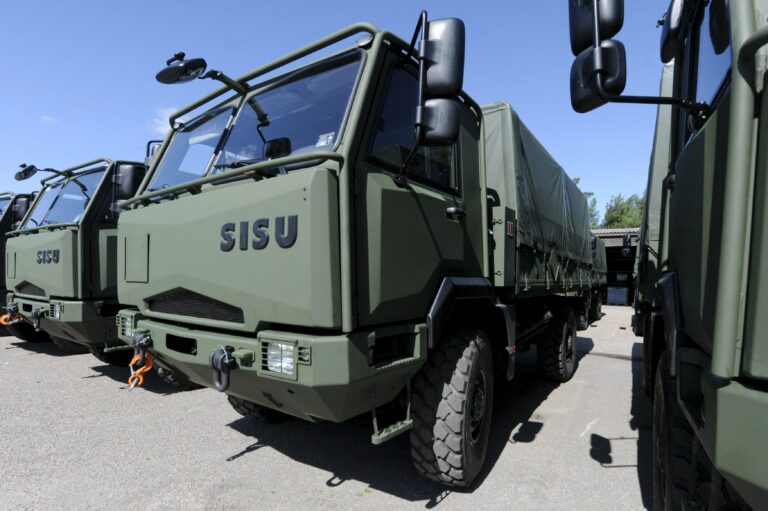 Sisu Defence Oy:n 4x4 maastokuorma-auto