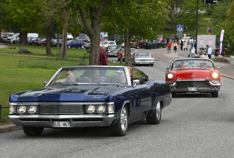 Klassikkoautojen kulkue aiheuttaa liikennehaittaa sunnuntaina