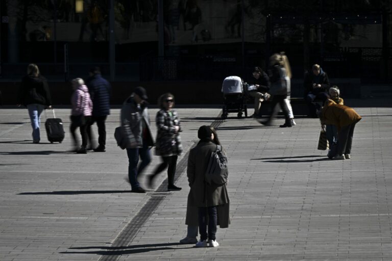 Ihmisiä kaupungilla