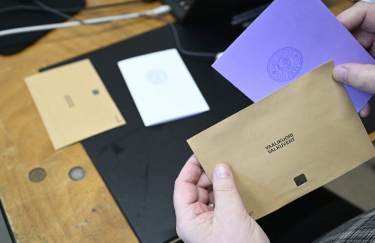 Alue- ja kuntavaalien ennakkoäänestys jatkuu kotimaassa