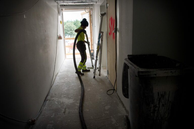 Kesätyöntekijöitä rakennustyömaalla