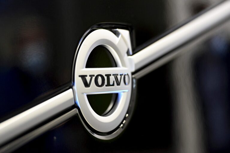 Volvo Trucks Suomen ensimmäisen sähkökuorma-auton luovutustilaisuus