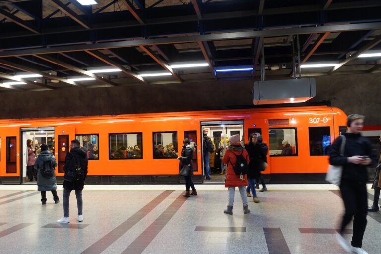 Metroliikenne poikki virtahäiriön takia Kampin ja Lauttasaaren välillä
