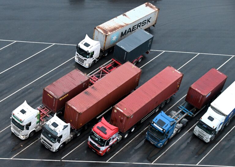 Teknologiateollisuuden ja kemianteollisuuden lakot alkoivat - Tukilakkoja ja saartoja