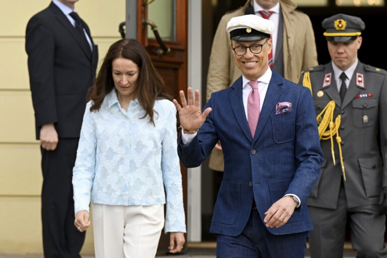 Presidenttipari vastaanottaa vapputervehdyksiä