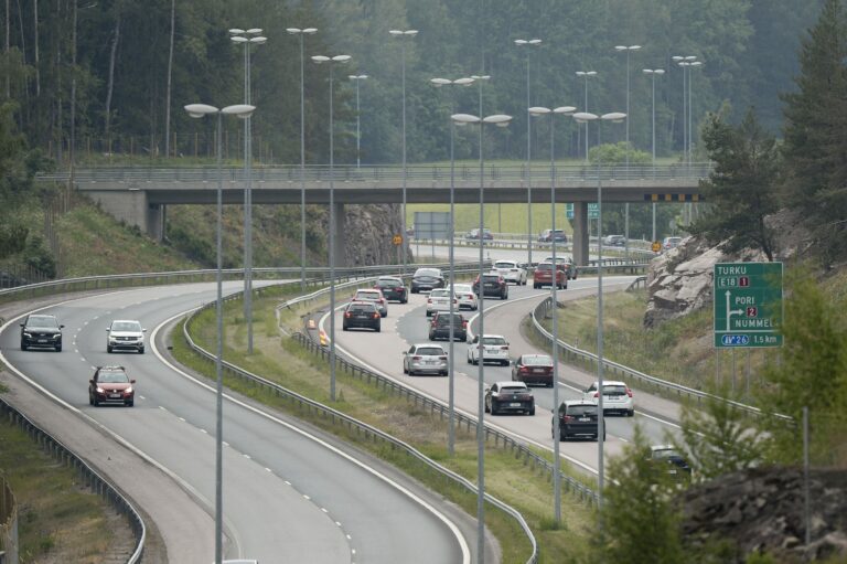 Juhannuksen menoliikennettä turunväylällä Vihdissä 22