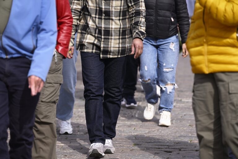 Ihmisiä kaupungilla